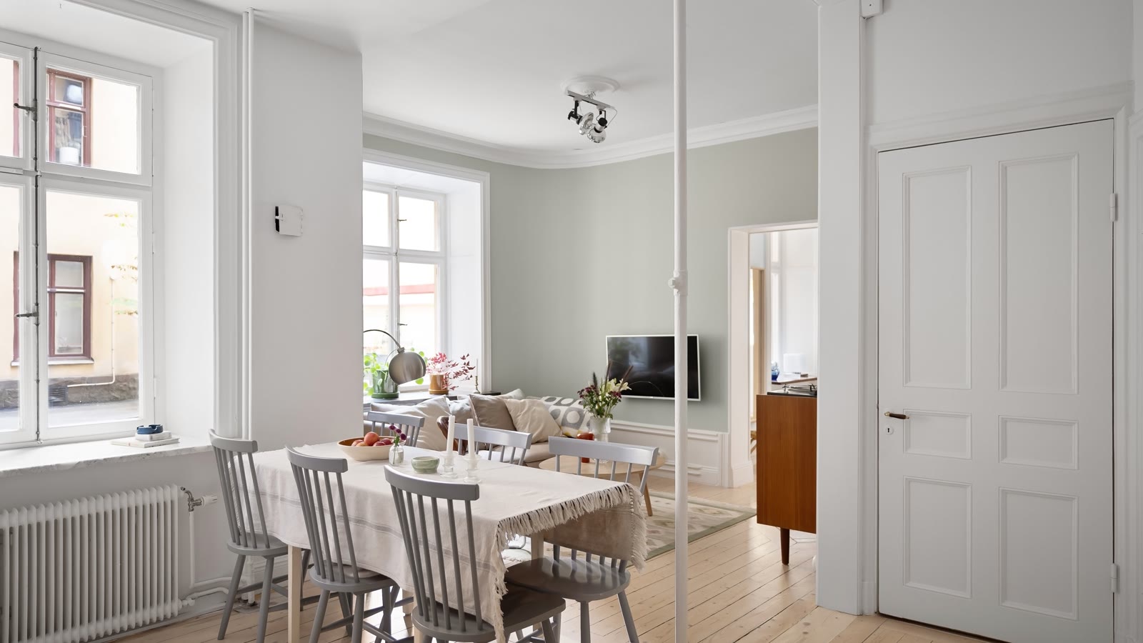 Ljust hem med vardagsrum och matplats